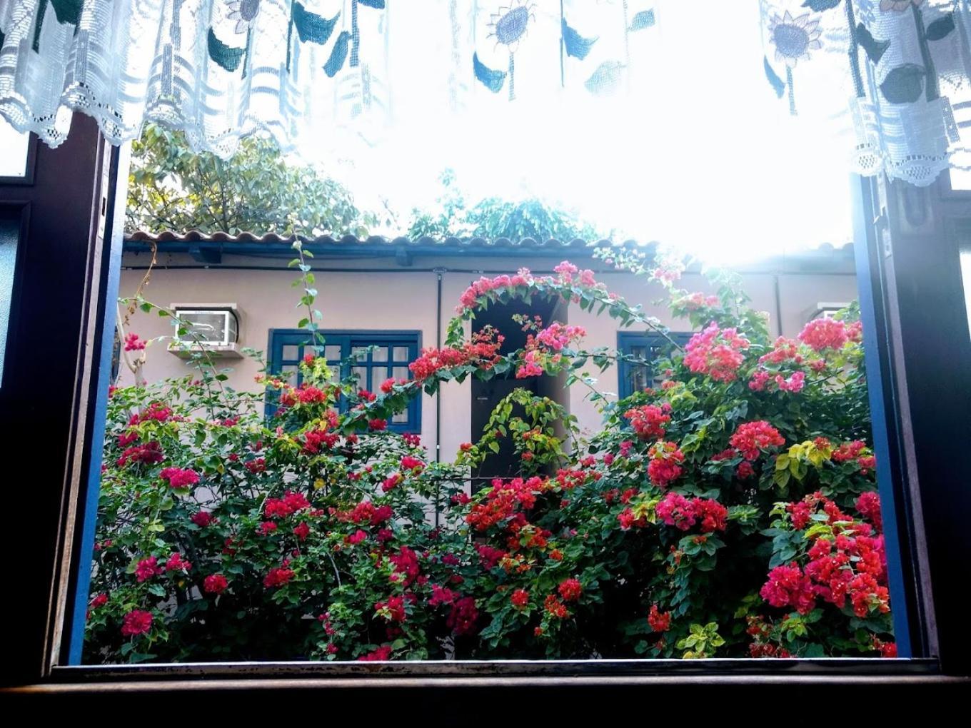 Cr Hotel Bueno - Antigo Hotel Serras De Goyaz Goiânia Buitenkant foto Bougainvillea in the garden of the house